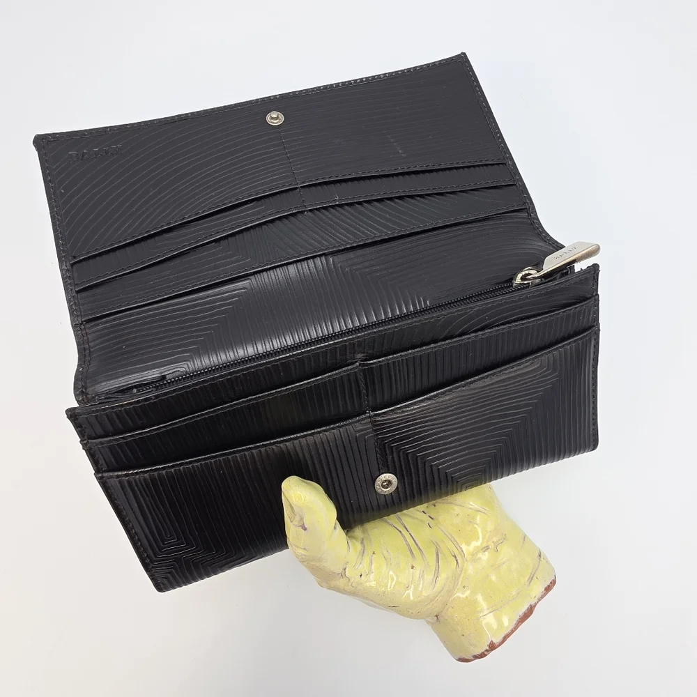 Bally textured black